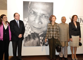 Doña Sofía y Yunus visitan la muestra sobre el Nobel