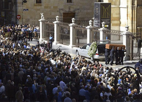 Mucho dolor, indignación y aplausos en el funeral por Isabel Carrasco en la Catedral de León