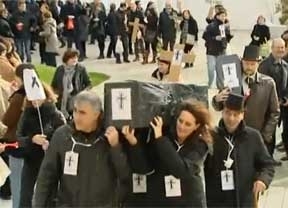 Una marcha fúnebre simboliza la destrucción del empleo público en CyL