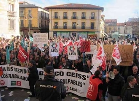 Los trabajadores reciben con pancartas, gritos y abucheos a los consejeros de Caja España-Duero
