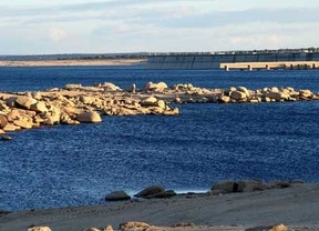 Fallece un pescador tras sufrir una caída en la presa de La Almendra