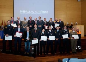 La Junta entrega las medallas que reconocen la labor solidaria de la Policía Local y Protección Civil