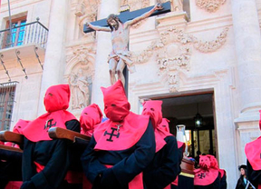 Miles de personas reciben en Valladolid al Cristo de la Luz, 'modelo de entrega y símbolo de la verdad'