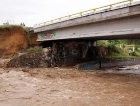 Incierto numero de victimas tras derrumbarse cerro en en la comunidad de Santa María Tlahuitoltepec Oaxaca