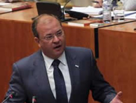 Monago se 'corona' presidente de Extremadura tras la investidura más polémica