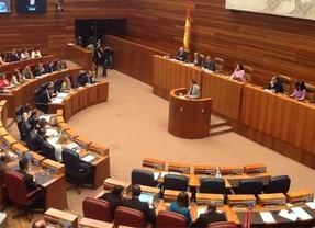 PP y PSOE escenifican en las Cortes regionales su pacto por la ordenación y arremeten contra IU por quedarse fuera