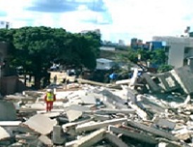 Hallan cadáveres de víctimas del derrumbe pero continúa la esperanza de encontrar sobrevivientes