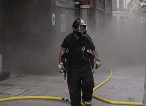Los bomberos califican de 'sobresaliente' su actuación en la extinción del incendio del Ayuntamiento de León