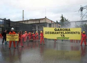 Activistas de Greenpeace se manifiestan en la central de Garoña para pedir su desmantelamiento inmediato
