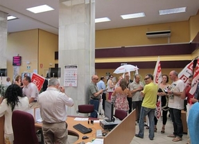 Unos 30 trabajadores del Ecyl ocupan la oficina de la plaza de Poniente de Valladolid para protestar por los 304 despidos