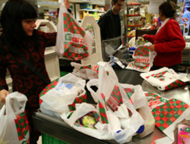 La tasa de bolsas de plástico entra en vigor, con el rechazo de fabricantes, comercios y usuarios
