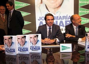 Cientos de personas acuden en Valladolid a la firma del último libro de Aznar