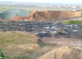 Denuncian el vertido ilegal de unas 30.000 toneladas de escombros en una parcela de Valladolid