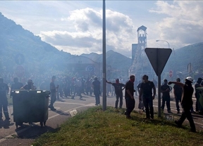 Los mineros atraviesan camiones y cortan la A-6 y la N-VI en Bembibre (León)