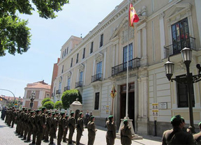 El izado de la bandera en el Palacio Real abre la Semana de Fuerzas Armadas en Valladolid con una muestra de playmovil