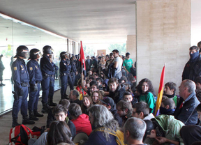 Cientos de jóvenes cercan las Cortes regionales al grito de 