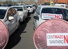 Más de 30 taxis se concentran en las Cortes contra el 'centimazo'