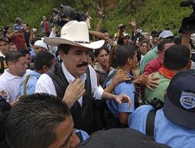 Zelaya entró brevemente a Honduras y dice que actúa con 'prudencia'