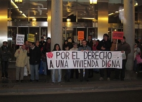 Desalojados los activistas de 'Stop Desahucios' que permanecían encerrados en una oficina de Caja España-Duero de Valladolid