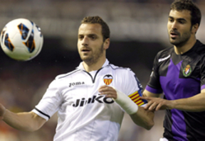 Jonás rescata al Valencia en el último suspiro ante un Valladolid que mereció más (2-1)