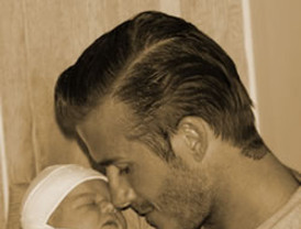 Los Beckham muestran en Twitter las primeras fotos de la pequeña Harper Seven