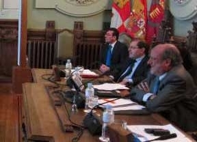 PSOE e IU piden la dimisión de León de la Riva por las resoluciones judiciales contrarias