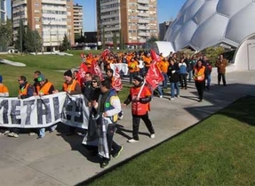 Cerca de 200 trabajadores de Metales Extruidos protestan contra el cierre de la planta