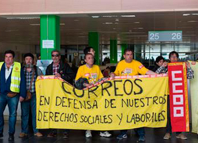 Una treintena de sindicalistas de Correos se encierra en dependencias de la Agencia Tributaria de Valladolid