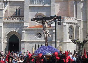 Miles de personas reciben al Cristo de la Luz en la Plaza de Santa Cruz de Valladolid al son de 'Gaudeamus'