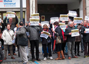 Decenas de personas piden la dimisión del alcalde de Valladolid a la puerta de los juzgados