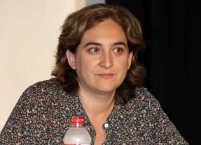 Ada Colau acusa al PP de "no frenar" los desahucios, "no ayudar" en los realojos y "pretender" otra burbuja inmobiliaria