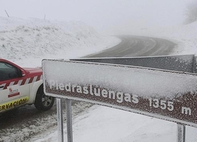 La nieve de abril dificulta la circulación en las carreteras de la Comunidad