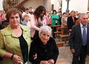 Riofrío (León) homenajea a Victorina Rodríguez, la 'Abuela de la Cepeda', tras cumplir 105 años