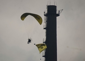 Greenpeace sobrevuela Garoña para demostrar su 'falta de seguridad'