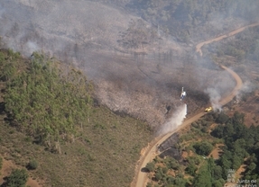 Continúa activo el incendio de la salmantina Sierra de Francia que ha arrasado ya 75 hectáreas
