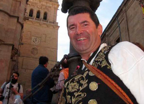 El Mariquelo recuerda a Santa Teresa en su tradicional subida a lo alto de la Catedral de Salamanca