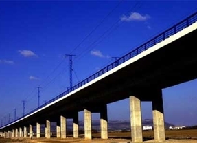 Adif saca a concurso la electrificación de la conexión AVE Valladolid-Palencia-León por 45,7 millones