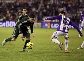 La magia de Özil da la victoria al Madrid ante un buen Valladolid