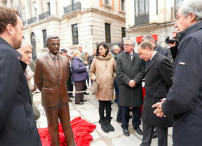 El Ayuntamiento de Ávila descubre una escultura de Afdolfo Suárez en el primer aniversario de su fallecimiento