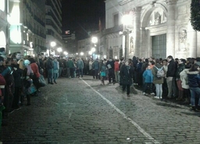 Los ciudadanos esperan la salida de la Procesión en la calle de las Angustias