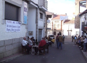 Concentración de vecinos en el centro de salud de Villarino