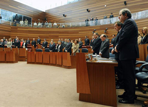 La sesión plenaria en las Cortes arranca con un minuto de silencio y la lectura de una declaración institucional en memoria de Carrasco