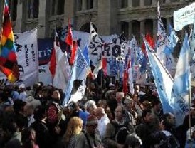 Multitudinaria marcha en apoyo a la Ley de Comunicación Audiovisual