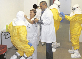 La Comunidad reforzará la formación de sus sanitarios a la hora de quitarse los trajes de protección contra el ébola