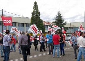 Los trabajadores de Panrico se concentran a las puertas de la fábrica de Valladolid para pedir el pago de salarios
