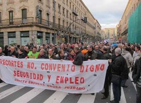 Empleados de Enusa cortan el tráfico de la Gran Vía de Salamanca para protestar por sus condiciones laborales