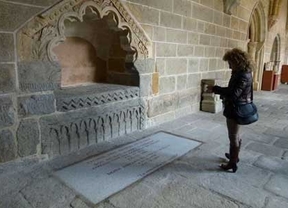 La catedral de Ávila registra el triple de visitas de vecinos que acuden a visitar la tumba de Adolfo Suárez