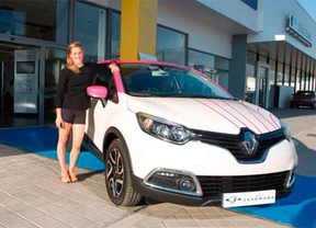 Renault entrega un Captur personalizado a la nadadora Mireia Belmonte