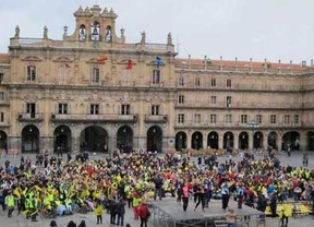 Más de 300 personas bailan en la Plaza Mayor de Salamanca con motivo del Día Mundial de Enfermedades Raras