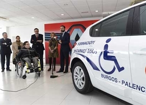 Renault entrega en Palencia un vehículo de autoescuela adaptado para personas con movilidad reducida